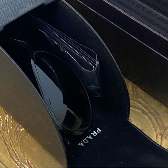 COPY - Stunning Prada sunglasses with case and box - Picture 7 of 8